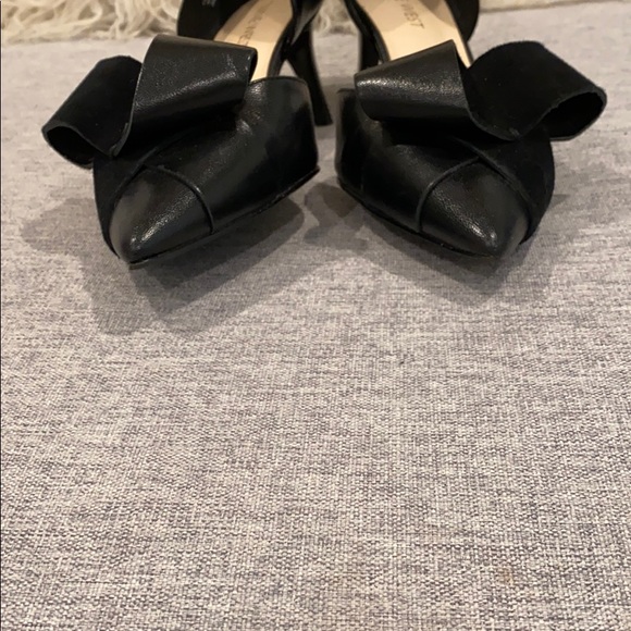 SOLD 𝑁𝑖𝑛𝑒 𝑊𝑒𝑠𝑡 Bow Heels - Picture 9 of 15